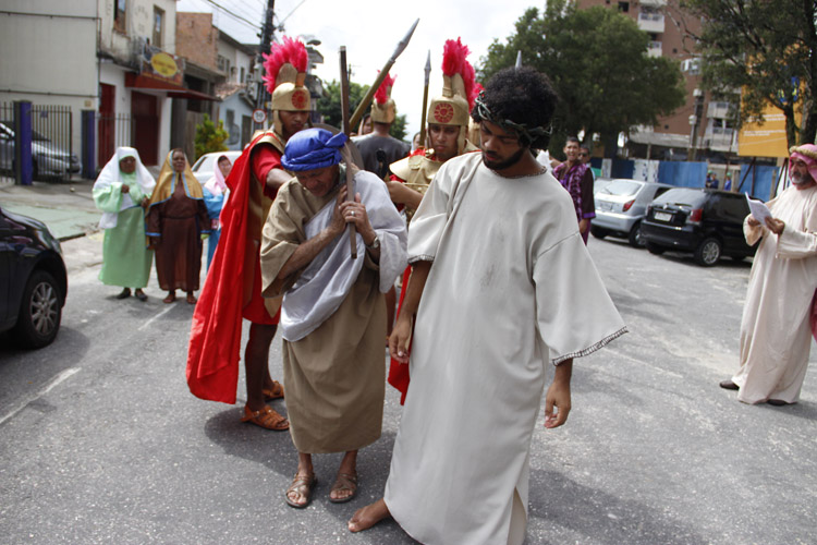 
        
            Via Crucis emociona fiéis nesta sexta-feira
        
    
