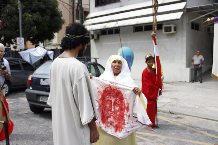 
        
            Via Crucis emociona fiéis nesta sexta-feira
        
    