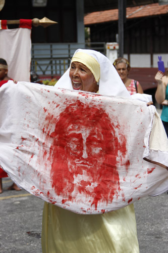 
        
            Via Crucis emociona fiéis nesta sexta-feira
        
    