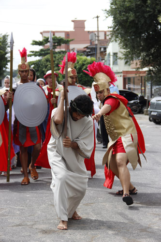 
        
            Via Crucis emociona fiéis nesta sexta-feira
        
    