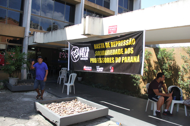 
        
            Professores decidem manter greve e ocupação
        
    