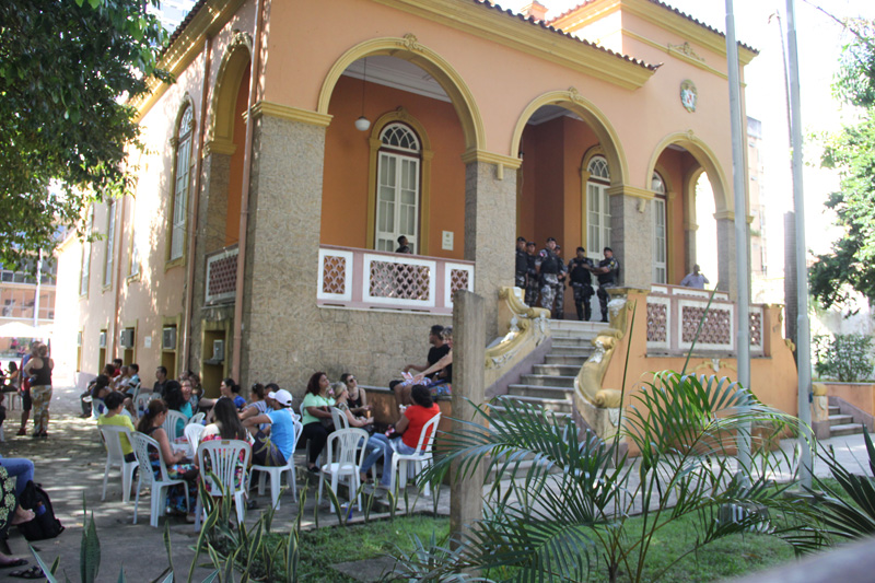 
        
            Professores decidem manter greve e ocupação
        
    