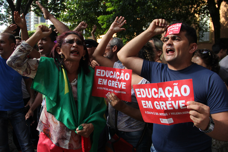 
        
            Professores decidem manter greve e ocupação
        
    