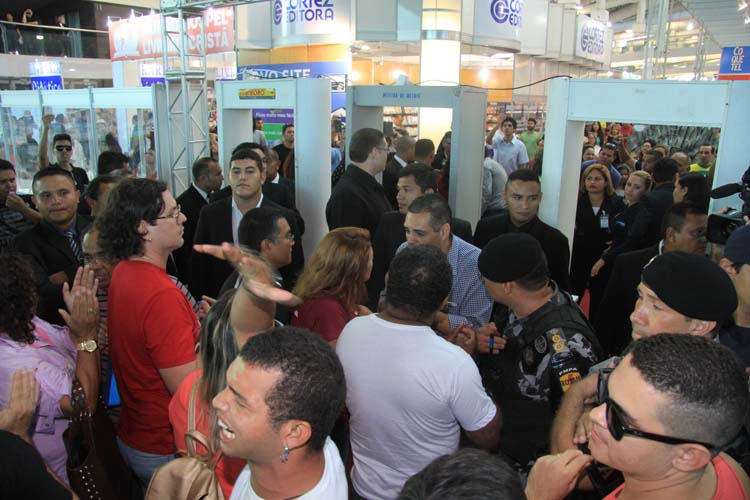 
        
            Professores fazem ato na Feira do Livro
        
    