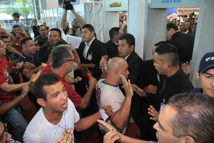 
        
            Professores fazem ato na Feira do Livro
        
    