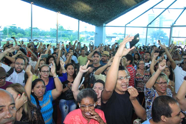 
        
            Professores fazem ato na Feira do Livro
        
    
