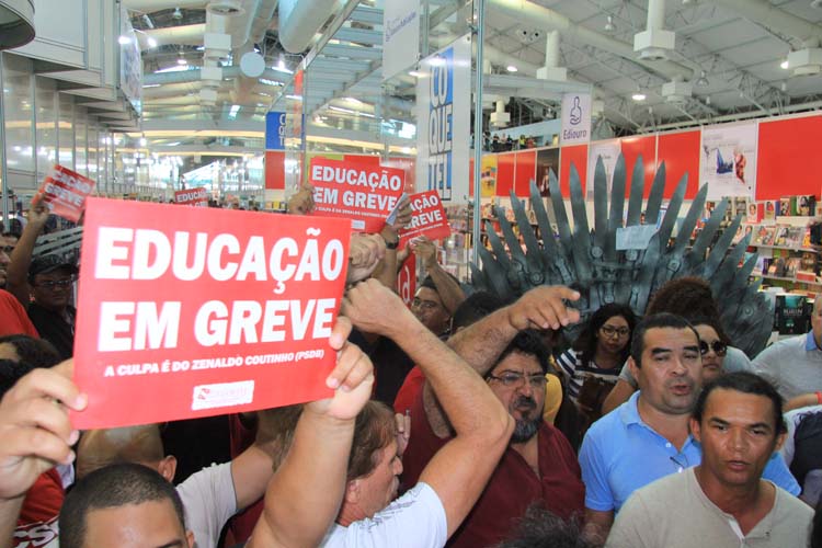 
        
            Professores fazem ato na Feira do Livro
        
    