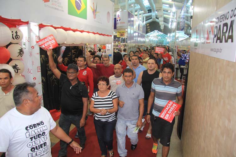 
        
            Professores fazem ato na Feira do Livro
        
    