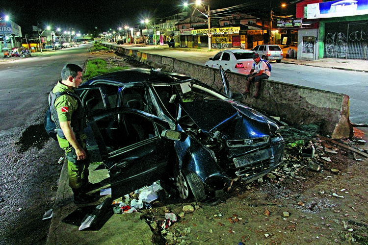 
        
            Condutor perde a direção e carro bate em mureta
        
    