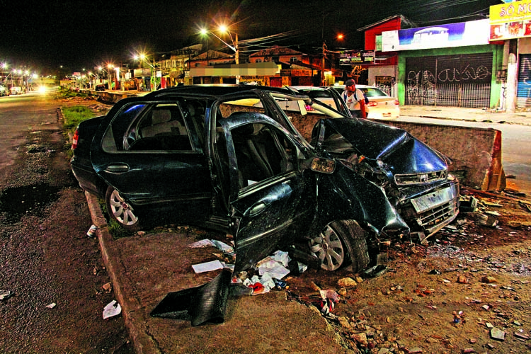 
        
            Condutor perde a direção e carro bate em mureta
        
    
