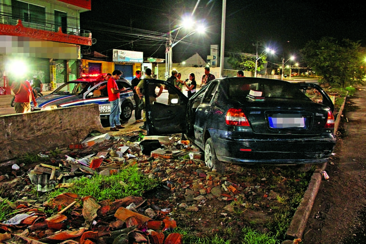 
        
            Condutor perde a direção e carro bate em mureta
        
    