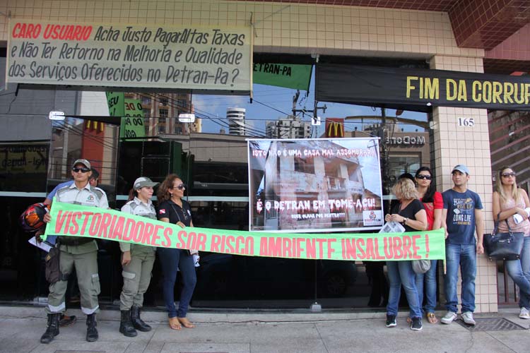 
        
            Servidores do Detran fazem protesto
        
    