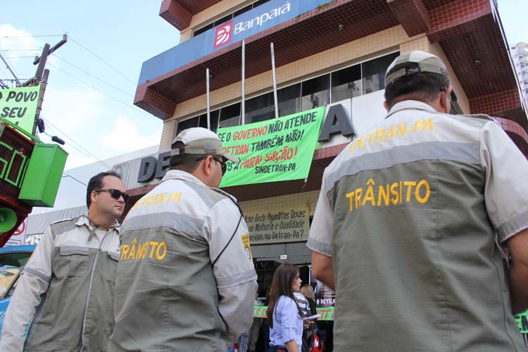 
        
            Servidores do Detran fazem protesto
        
    