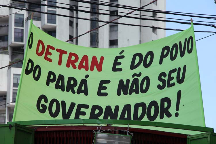 
        
            Servidores do Detran fazem protesto
        
    