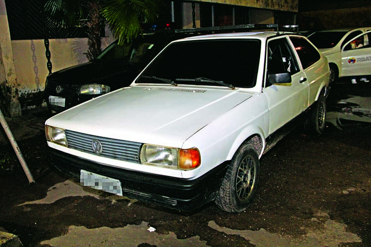 
        
            Dupla é flagrada com objetos e carro roubado
        
    
