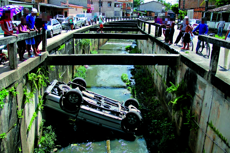 
        
            Motorista perde controle e veículo cai em canal
        
    