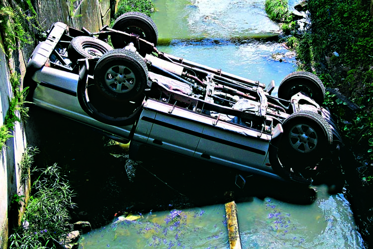 
        
            Motorista perde controle e veículo cai em canal
        
    