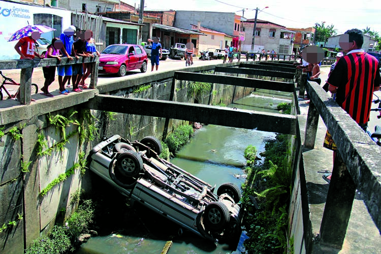 
        
            Motorista perde controle e veículo cai em canal
        
    