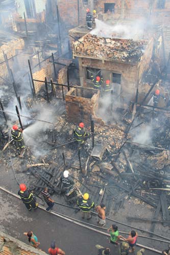 
        
            Cremação: incêndio destroi nove residências
        
    