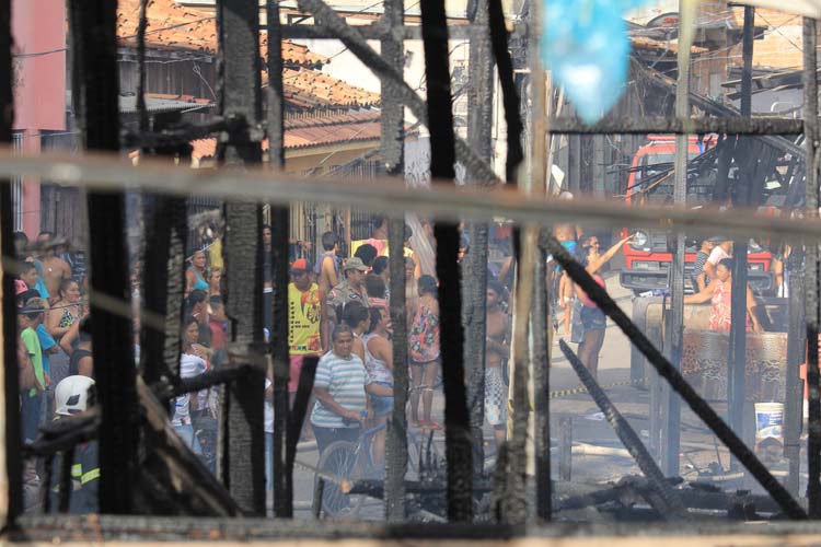 Cremação: incêndio destroi nove residências