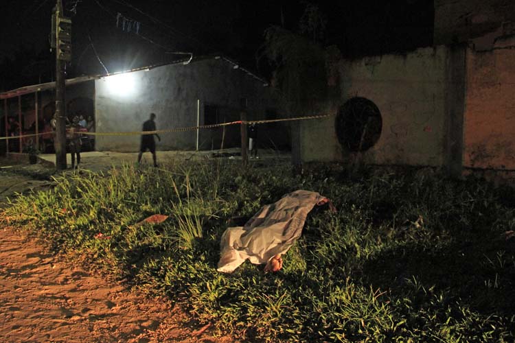 
        
            Morto com dois tiros e dez facadas na cabeça
        
    