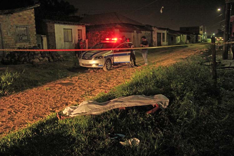 
        
            Morto com dois tiros e dez facadas na cabeça
        
    