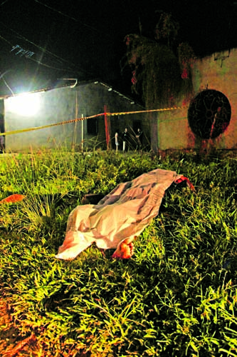 
        
            Morto com dois tiros e dez facadas na cabeça
        
    