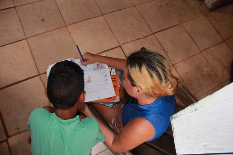 
        
            Falta de professores deixa alunos sem aulas
        
    