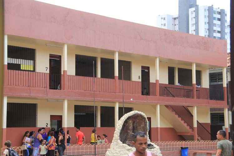 
        
            Falta de professores deixa alunos sem aulas
        
    