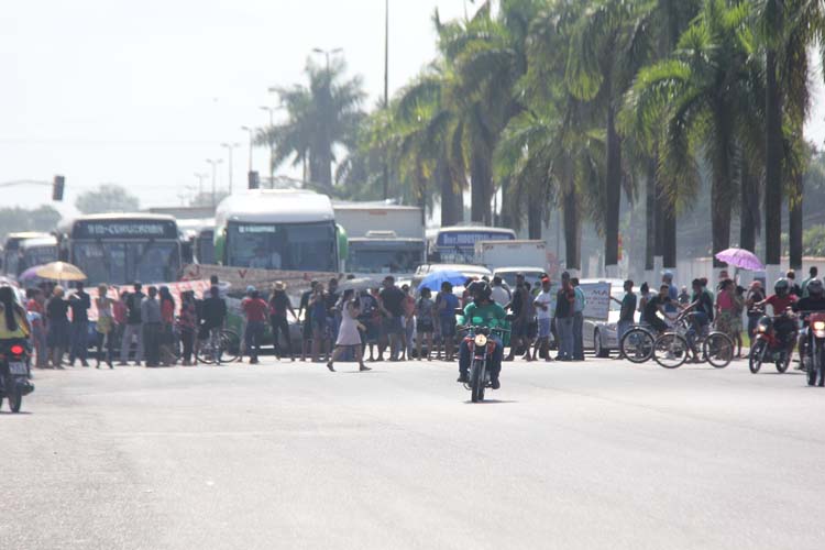 
        
            Moradores de comunidade bloqueiam a BR-316
        
    