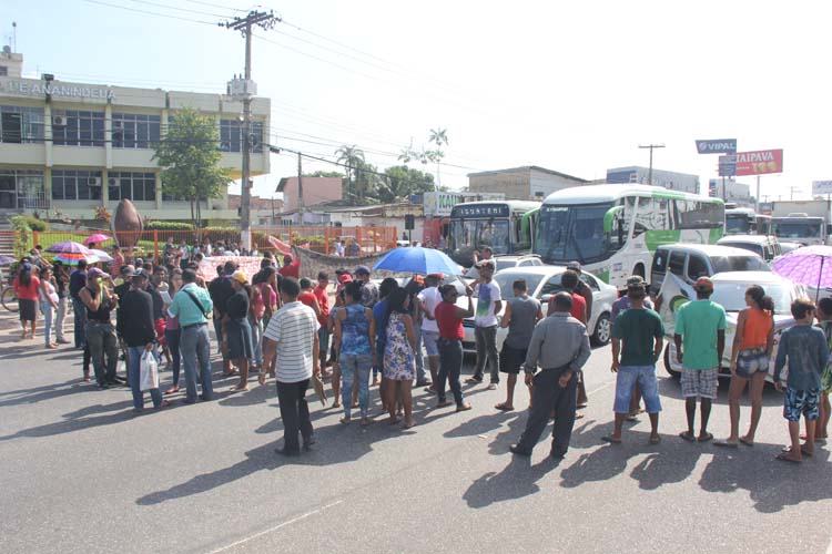 
        
            Moradores de comunidade bloqueiam a BR-316
        
    