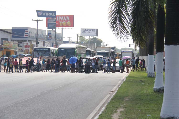 
        
            Moradores de comunidade bloqueiam a BR-316
        
    