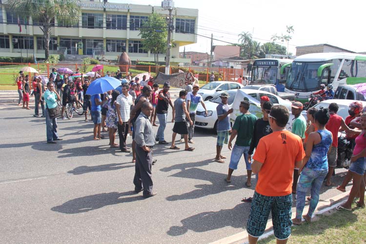 
        
            Moradores de comunidade bloqueiam a BR-316
        
    