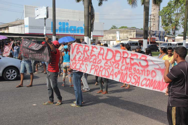 
        
            Moradores de comunidade bloqueiam a BR-316
        
    