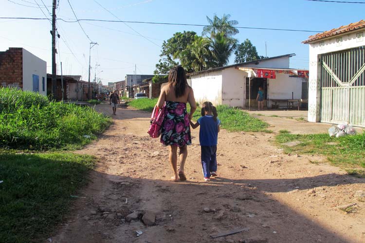 
        
            Bala perdida atinge e mata menina de 3 anos
        
    