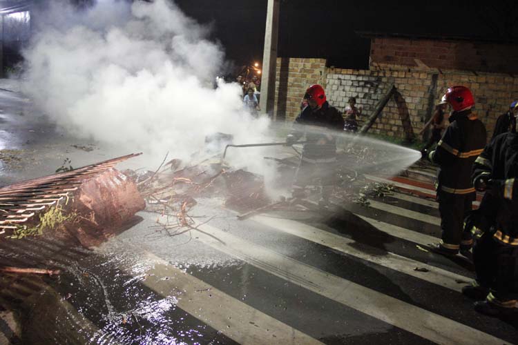 
        
            Moradores fazem protesto na Independência
        
    