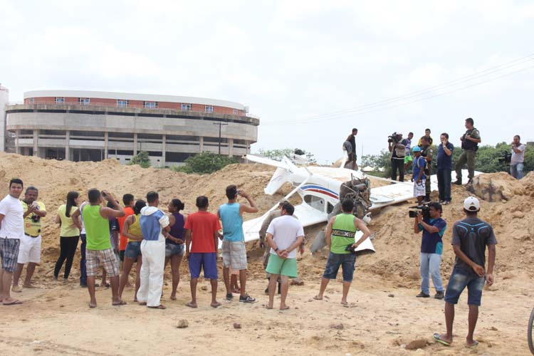 
        
            Avião monomotor cai na área do Mangueirão
        
    
