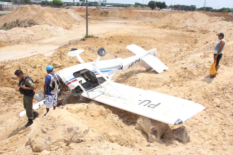 
        
            Avião monomotor cai na área do Mangueirão
        
    