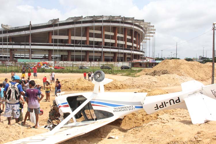 
        
            Avião monomotor cai na área do Mangueirão
        
    