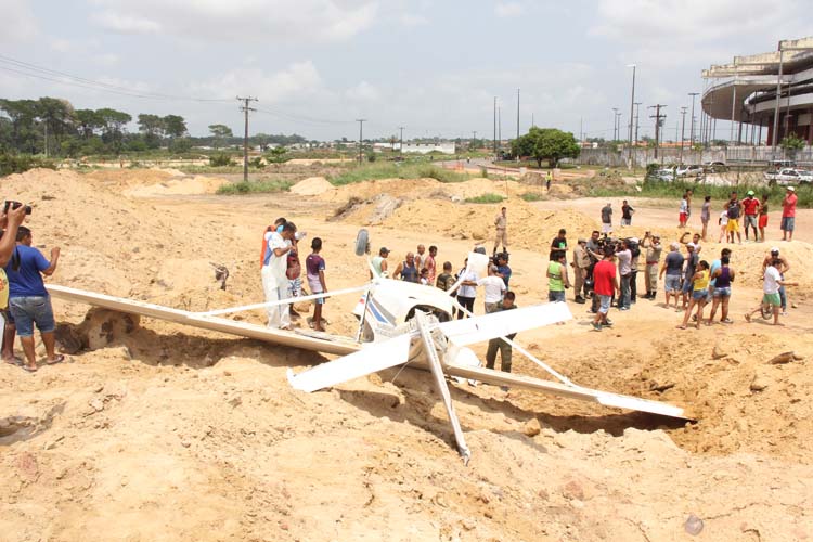 
        
            Avião monomotor cai na área do Mangueirão
        
    