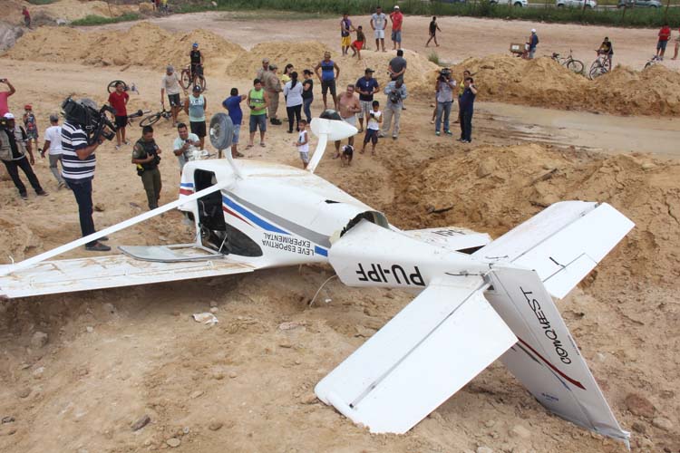 
        
            Avião monomotor cai na área do Mangueirão
        
    