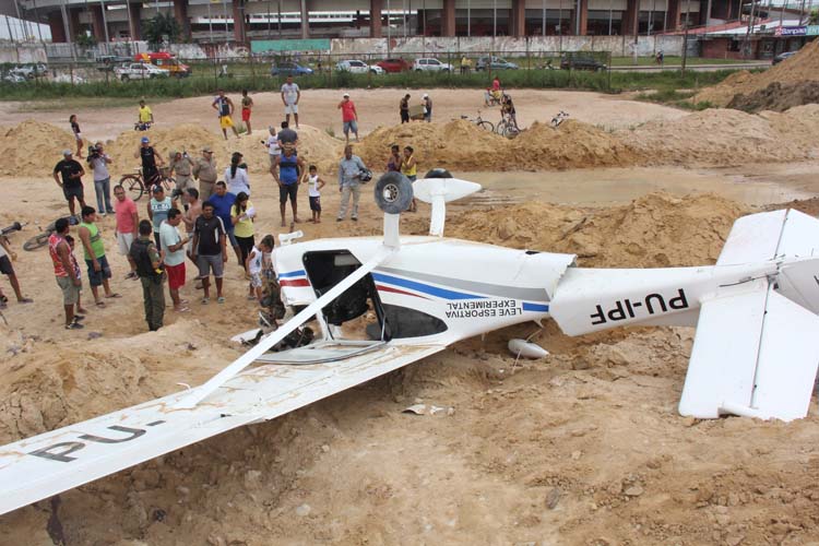 
        
            Avião monomotor cai na área do Mangueirão
        
    