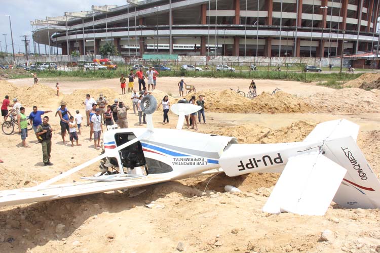 
        
            Avião monomotor cai na área do Mangueirão
        
    