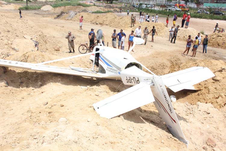 
        
            Avião monomotor cai na área do Mangueirão
        
    
