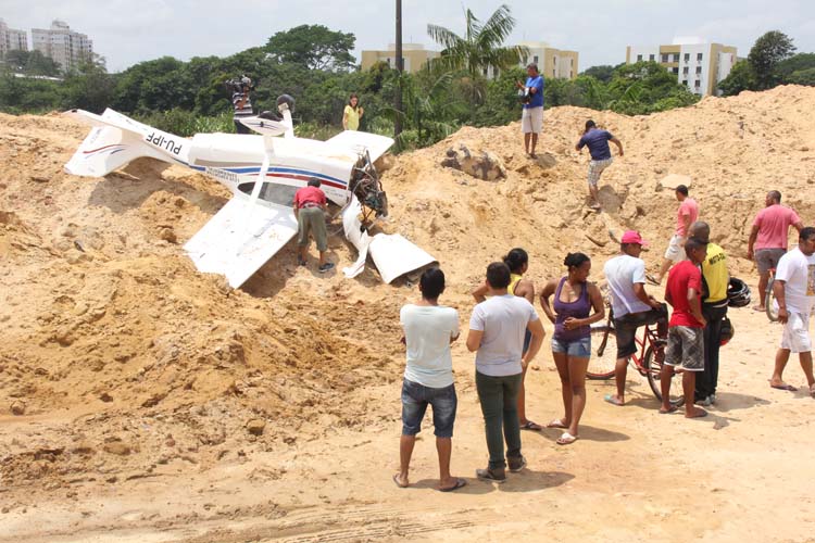 
        
            Avião monomotor cai na área do Mangueirão
        
    