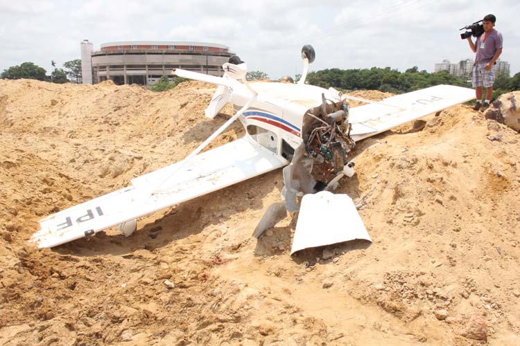 
        
            Avião monomotor cai na área do Mangueirão
        
    