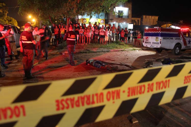 
        
            Homem é morto a pauladas, tiros e facadas
        
    