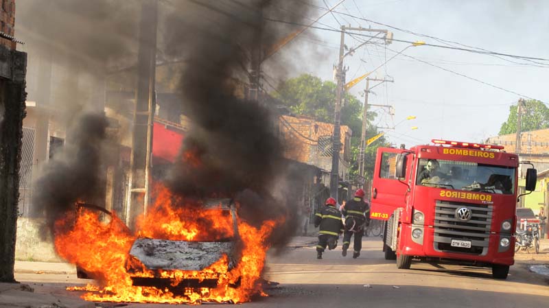 
        
            Carro é destruído por fogo no meio da  rua
        
    