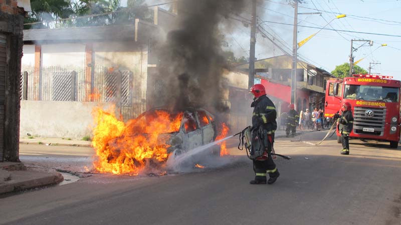 
        
            Carro é destruído por fogo no meio da  rua
        
    
