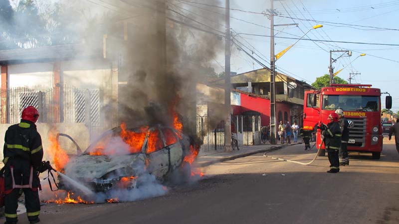 
        
            Carro é destruído por fogo no meio da  rua
        
    
